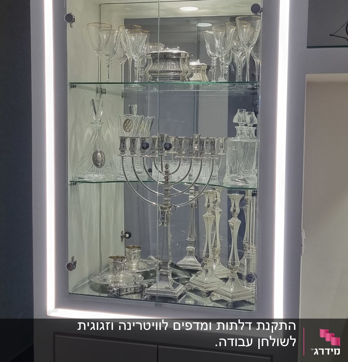 ארון זכוכית עם כוסות יין וקריסטלים